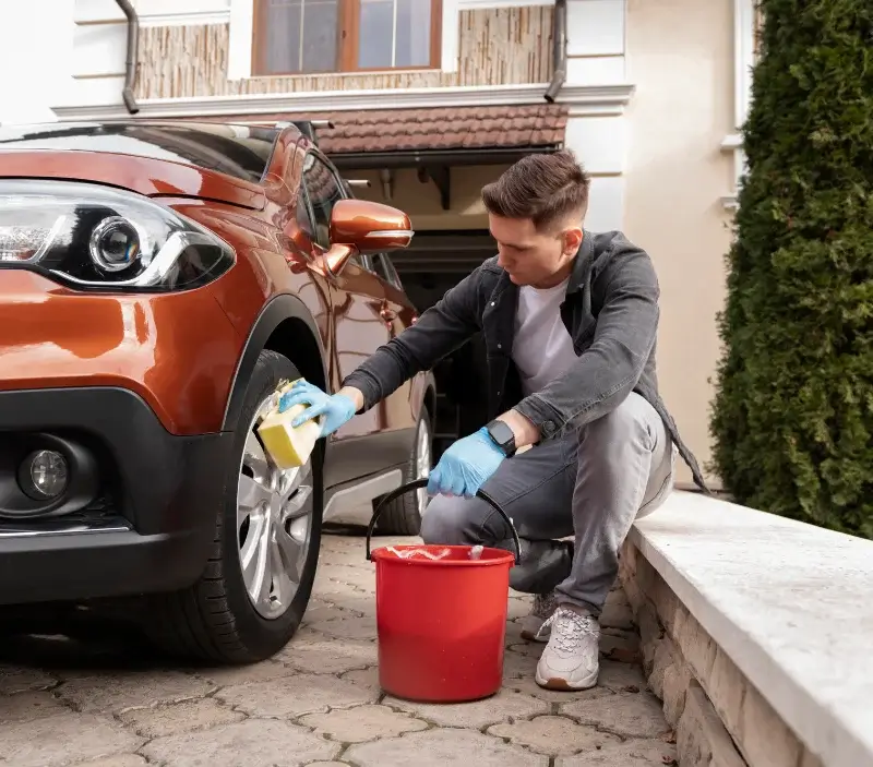 Lavage auto à domicile La Chapelle-de-Brain : professionnel intervenant sur un véhicule